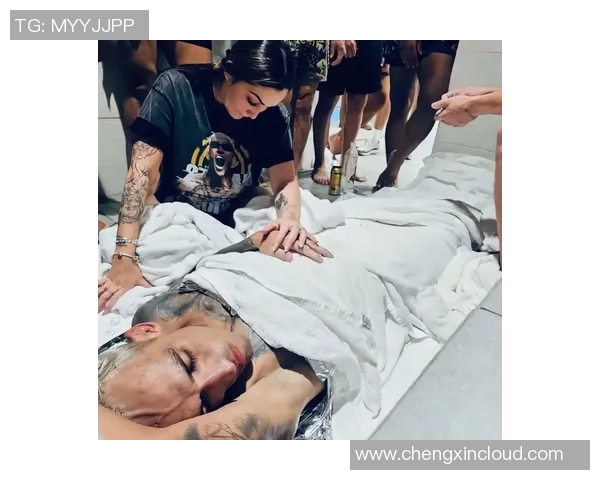 因一组写真照被媒体吹捧,这位艺术女博主没打过竞赛,却被百万拳迷称为UFC传奇...这? 因一组写真照被媒体吹捧,这位艺术女博主没打过竞赛,却被百万拳迷称为UFC传奇...这?